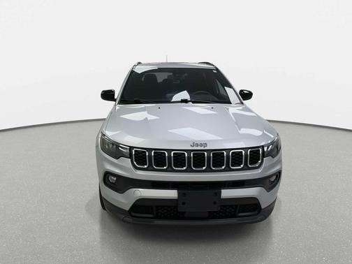 Silver Zynith Metallic Clearcoat 2025 Jeep Compass Latitude