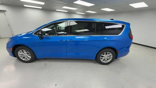 Hydro Blue Pearlcoat 2026 Chrysler Pacifica L