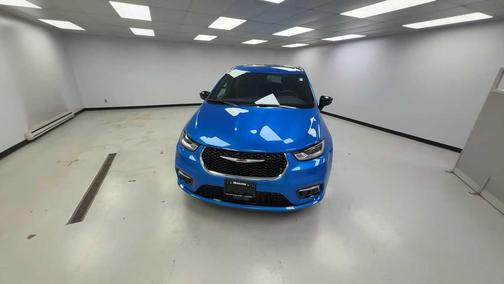 Hydro Blue Pearlcoat 2026 Chrysler Pacifica L