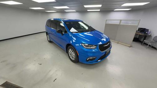 Hydro Blue Pearlcoat 2026 Chrysler Pacifica L