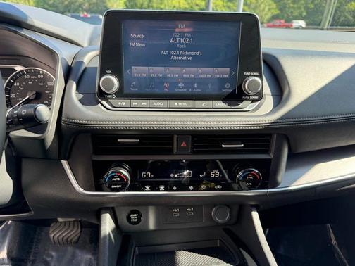 Super Black 2025 Nissan Rogue SV
