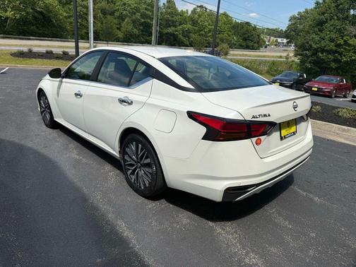 Pearl White Tricoat 2024 Nissan Altima 2.5 SV