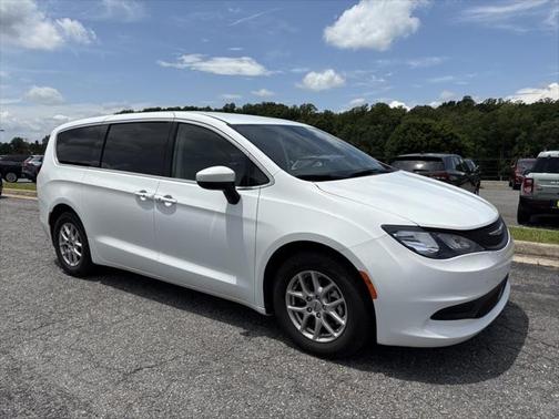 2022 Chrysler Voyager LX