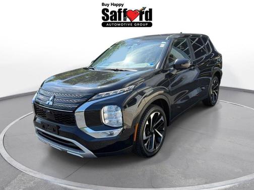 Labrador Black Pearl 2024 Mitsubishi Outlander SE S-AWC