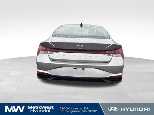 Shimmering Silver Pearl 2022 Hyundai ELANTRA SEL