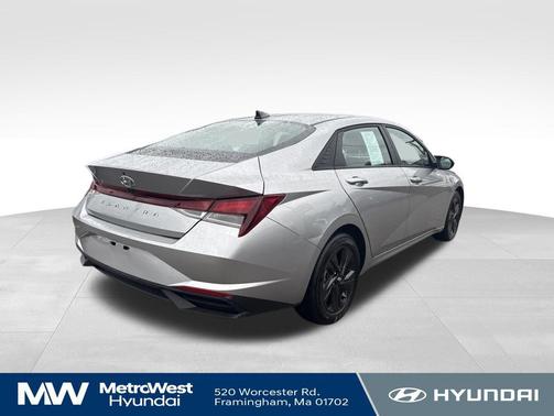 Shimmering Silver Pearl 2022 Hyundai ELANTRA SEL