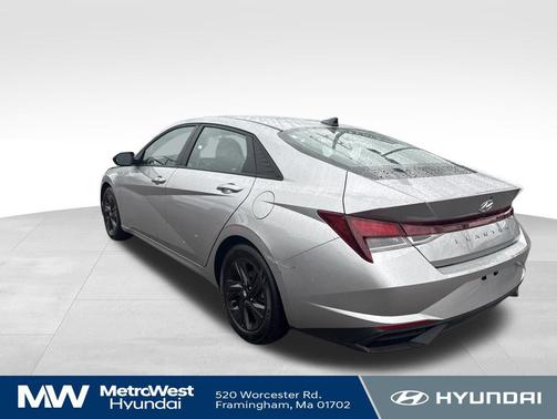Shimmering Silver Pearl 2022 Hyundai ELANTRA SEL