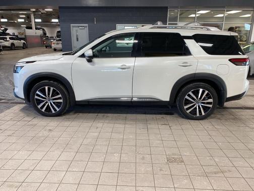2024 Nissan Pathfinder Platinum