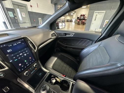 Burgundy Velvet Metallic Tinted Clearcoat 2024 Ford Edge ST Line