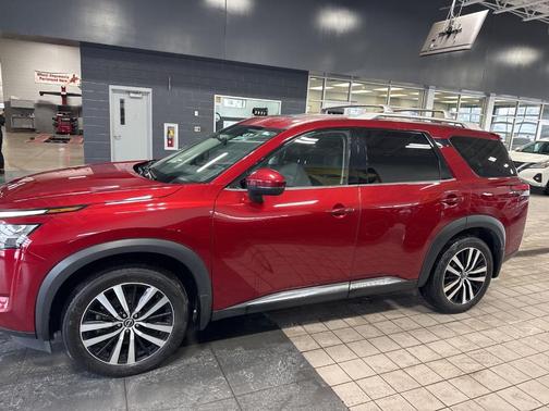 2023 Nissan Pathfinder Platinum