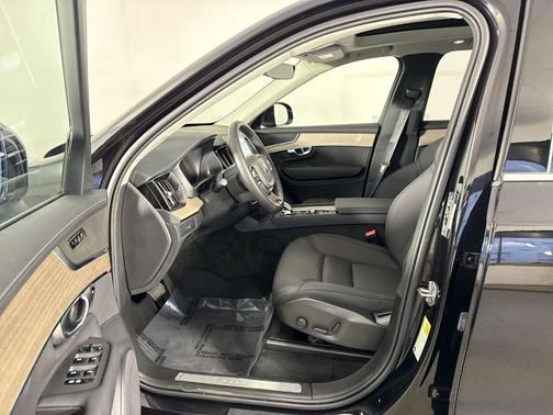 2025 Volvo XC90 B6 Plus 7-Seater