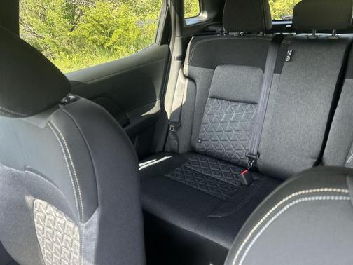 2t Wht Blk Roof 2026 Nissan Kicks SV