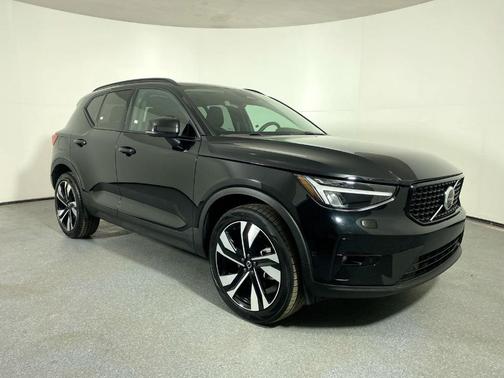 2025 Volvo XC40 B5 Plus Dark Theme