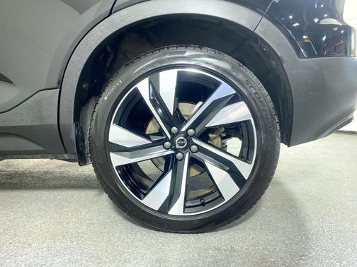 2025 Volvo XC40 B5 Plus Dark Theme