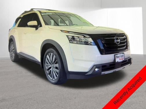 White 2023 Nissan Pathfinder SL