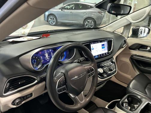 Brilliant Black Crystal Pearlcoat 2023 Chrysler Pacifica Touring-L