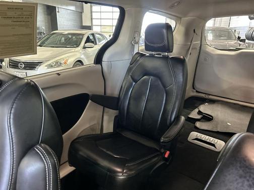 Brilliant Black Crystal Pearlcoat 2023 Chrysler Pacifica Touring-L