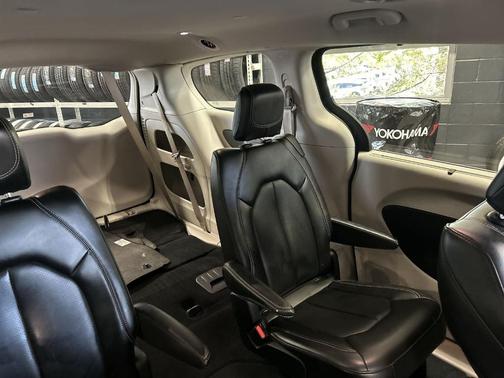 Brilliant Black Crystal Pearlcoat 2023 Chrysler Pacifica Touring-L