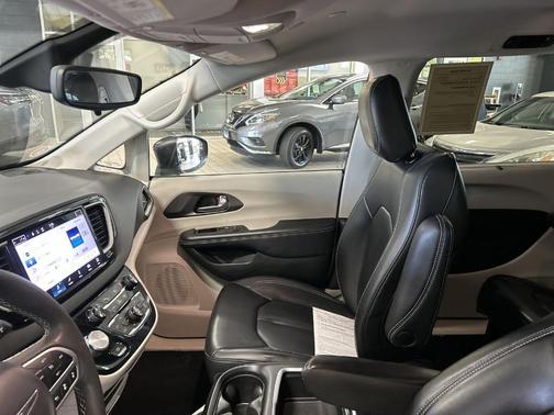 Brilliant Black Crystal Pearlcoat 2023 Chrysler Pacifica Touring-L