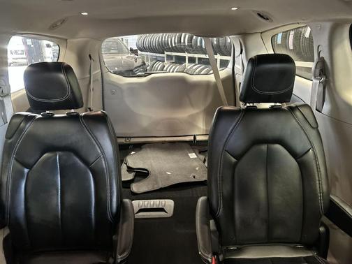 Brilliant Black Crystal Pearlcoat 2023 Chrysler Pacifica Touring-L