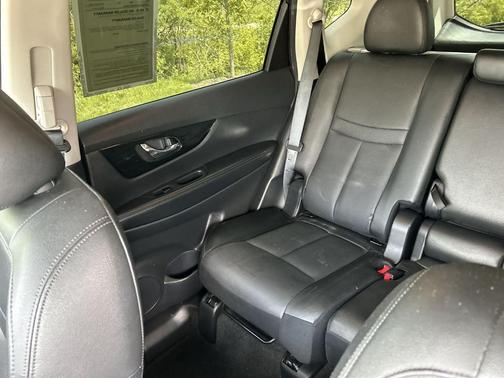 Magnetic Black 2020 Nissan Rogue SL