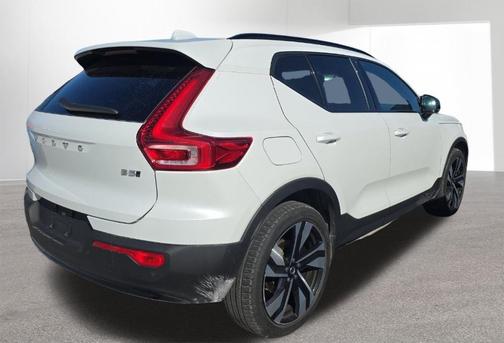 2024 Volvo XC40 B5 Plus Dark Theme
