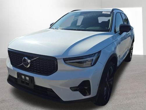 2024 Volvo XC40 B5 Plus Dark Theme