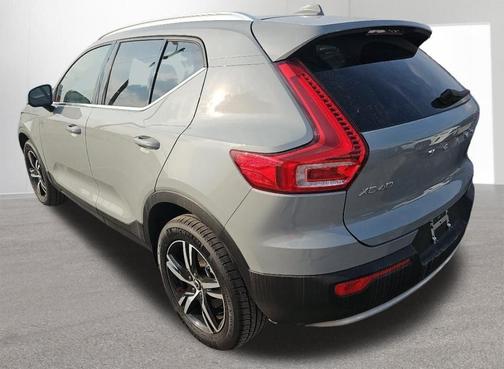 2025 Volvo XC40 B5 Core Bright Theme