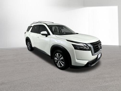 White 2022 Nissan Pathfinder SL
