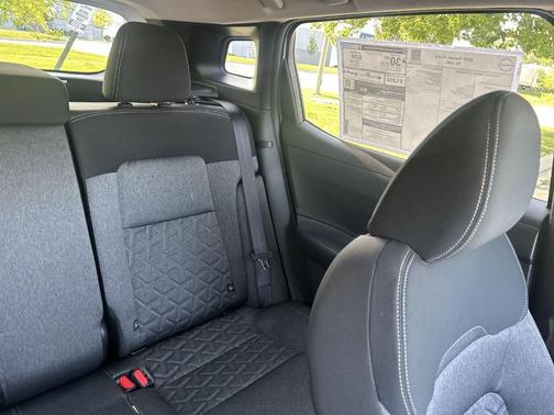 2t Wht Blk Roof 2026 Nissan Kicks SV