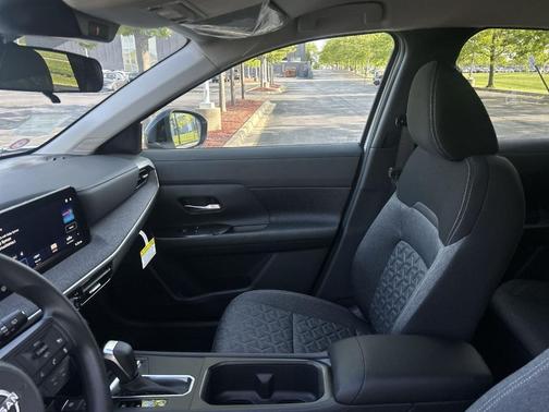 2t Wht Blk Roof 2026 Nissan Kicks SV