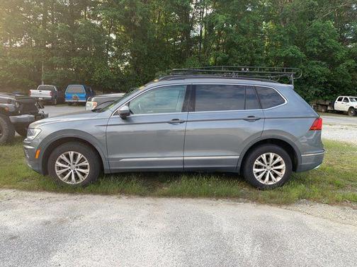 Platinum Gray Metallic 2018 Volkswagen Tiguan 2.0T SE