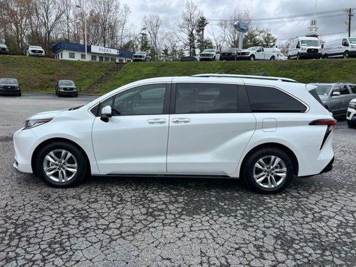 2022 Toyota Sienna Limited 7-Passenger