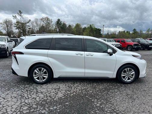 2022 Toyota Sienna Limited 7-Passenger
