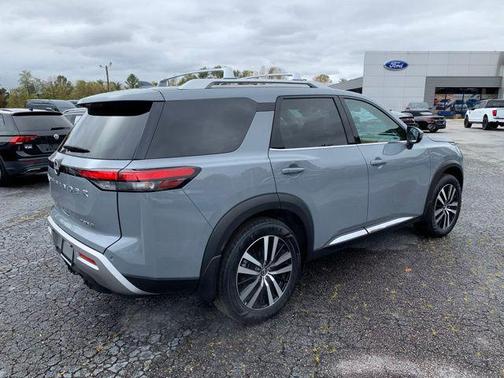 2024 Nissan Pathfinder Platinum FWD
