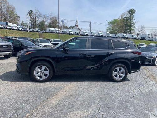 Midnight Black Metallic 2024 Toyota Highlander LE