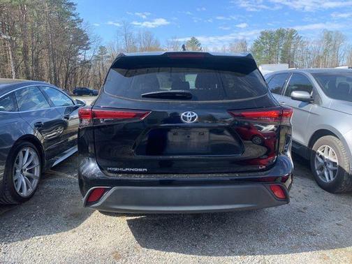 Midnight Black Metallic 2024 Toyota Highlander LE
