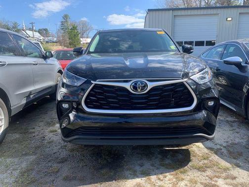 Midnight Black Metallic 2024 Toyota Highlander LE