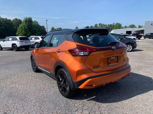 Monarch Orange Metallic/Super Black 2022 Nissan Kicks SR