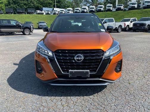 Monarch Orange Metallic/Super Black 2022 Nissan Kicks SR