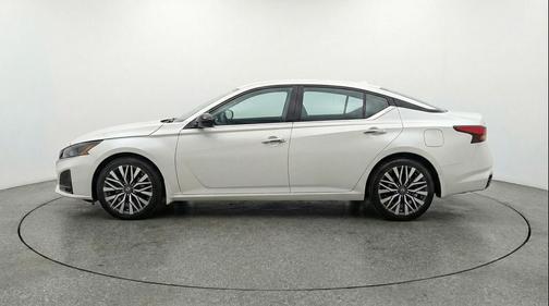 Glacier White 2025 Nissan Altima SV FWD