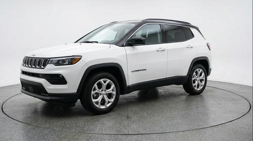 Bright White Clearcoat 2025 Jeep Compass Latitude