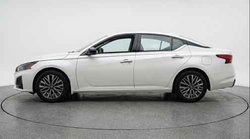 Glacier White 2025 Nissan Altima SV FWD