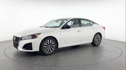 Glacier White 2025 Nissan Altima SV FWD