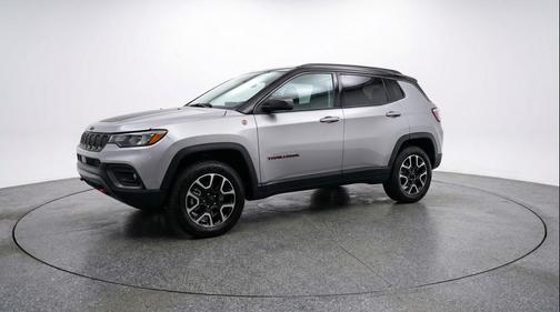 Silver Zynith Metallic Clearcoat 2025 Jeep Compass Trailhawk