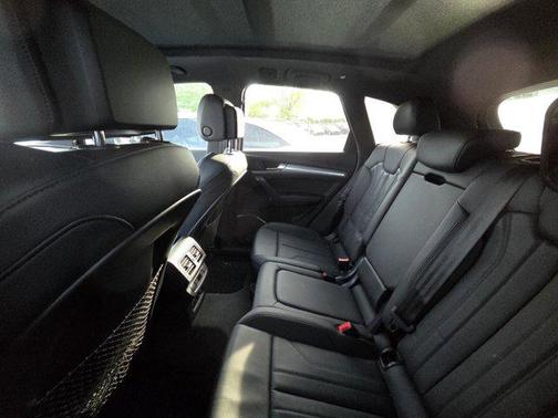 Daytona Gray Pearl Effect 2020 Audi Q5 45 Titanium Premium