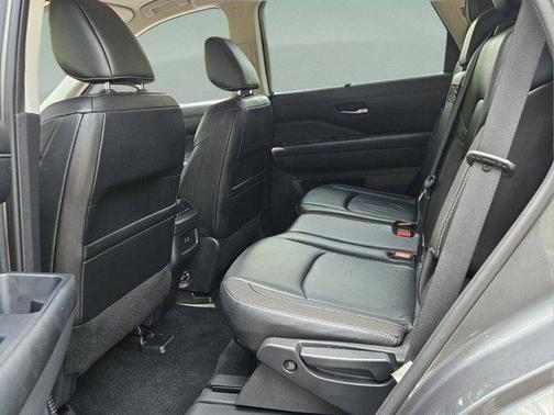 2022 Nissan Pathfinder SL 4WD