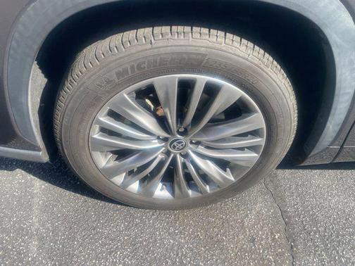 2022 Toyota Highlander Platinum