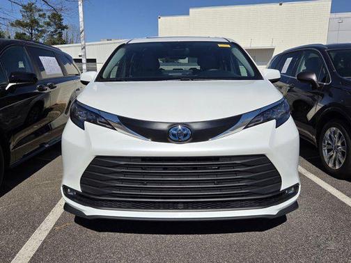 2025 Toyota Sienna XLE