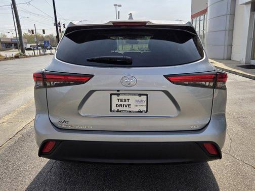 Celestial Silver Metallic 2023 Toyota Highlander Platinum